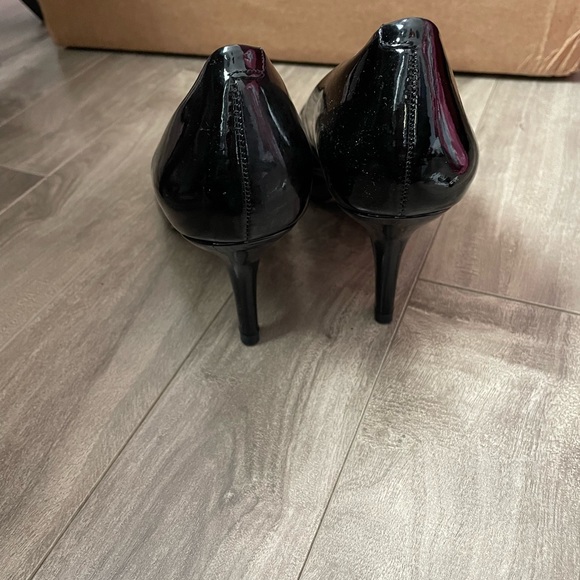 Vince Camuto peep toe heels - Picture 3 of 4